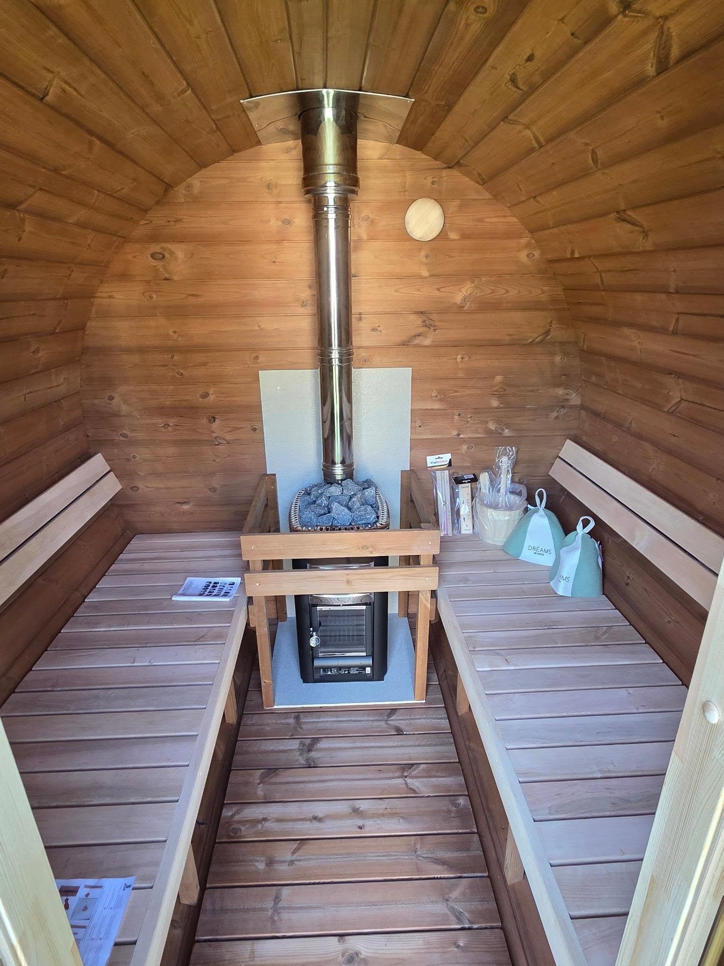Interieur van een Barrel sauna