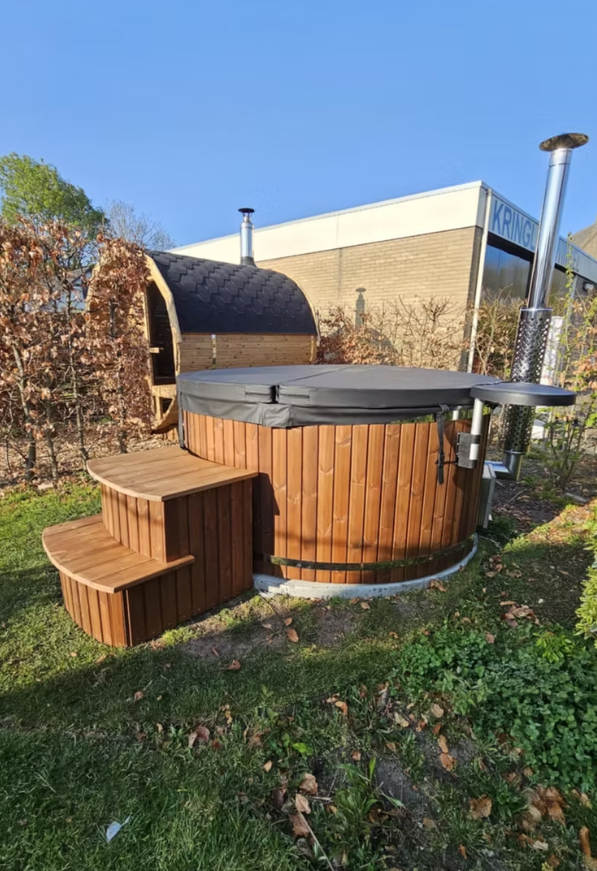 Houten hot tub in de tuin